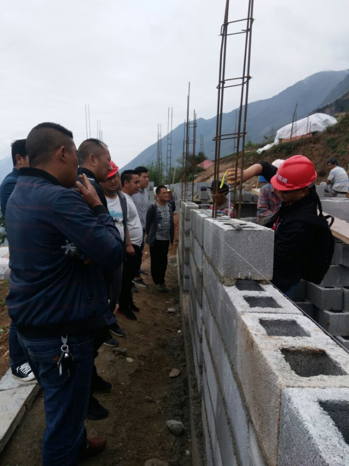 督查组在建易地扶贫搬迁集中安置点对构造柱钢筋进行检查 督查组在建易地扶贫搬迁集中安置点对构造柱钢筋进行检查